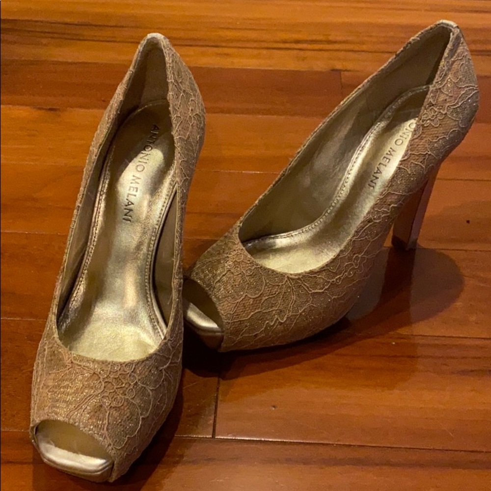 Gold brocade Antonio Melani open toe pumps size 6m